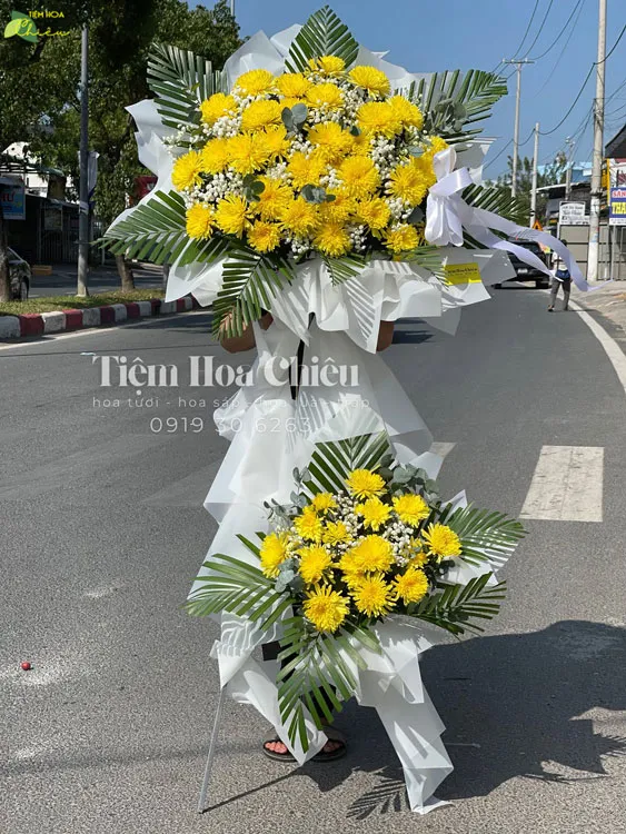 Đặt hoa viếng đám tang thể hiện lòng tôn kính, biết ơn và sự tiếc thương sâu sắc đối với người đã khuất.