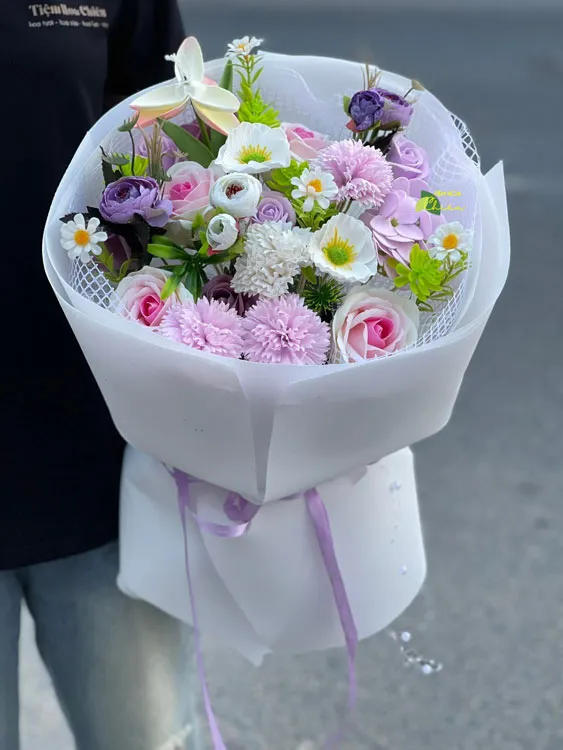 Hoa sáp món quà luôn giữ được vẻ đẹp ban đầu, tượng trưng cho sự trân trọng và lâu bền trong mối quan hệ.