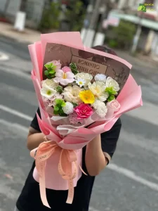 Hoa sáp dùng làm quà tặng tượng trưng cho tình cảm bền lâu, không phai theo thời gian.