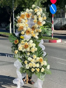 Đặt hoa viếng đám tang thể hiện lòng tôn kính, biết ơn và sự tiếc thương sâu sắc đối với người đã khuất.