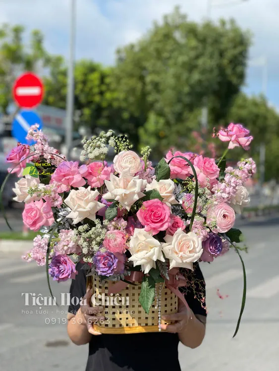 Shop hoa tươi bạc liêu - Đặt giỏ hoa tươi tạo nên không gian sống và làm việc đầy màu sắc, ấm áp và đầy ý nghĩa.