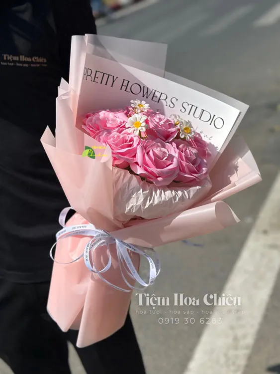 Hoa sáp thiết kế sang trọng, màu sắc bắt mắt, biểu tượng sự bền vững và lưu giữ kỷ niệm.
