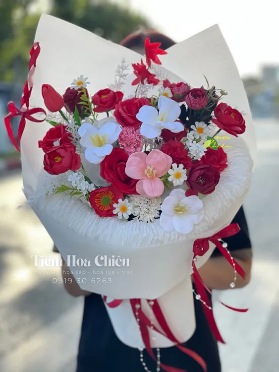 Hoa sáp thiết kế sang trọng, màu sắc bắt mắt, biểu tượng sự bền vững và lưu giữ kỷ niệm.