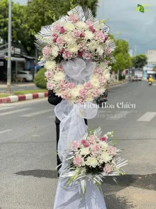 Đặt vòng hoa viếng bạc liêu gửi lời tiễn biệt cuối cùng thể hiện sự tiếc thương, chia buồn với người đã khuất và gia đình.