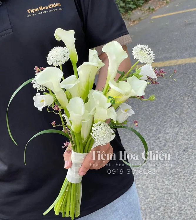 Cửa hàng hoa tươi - Đặt hoa cưới cầm tay tượng trưng cho lòng chung thủy, mong ước hạnh phúc và tình yêu bền bỉ theo năm tháng.