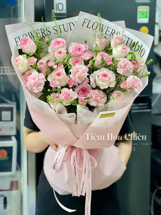 Đặt hoa chúc mừng sinh nhật mang đến sự bất ngờ và hạnh phúc cho người thân yêu trong ngày đặc biệt.