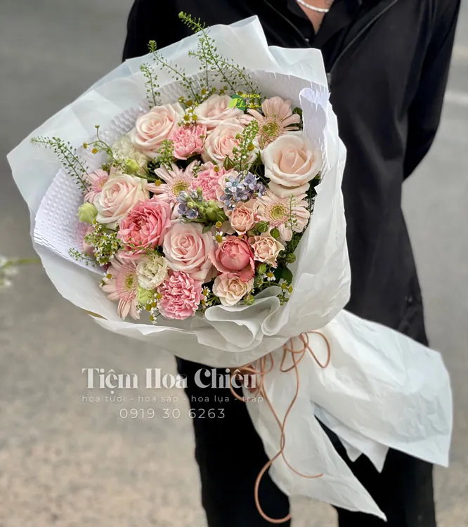 Đặt hoa chúc mừng sinh nhật mang đến sự bất ngờ và hạnh phúc cho người thân yêu trong ngày đặc biệt.