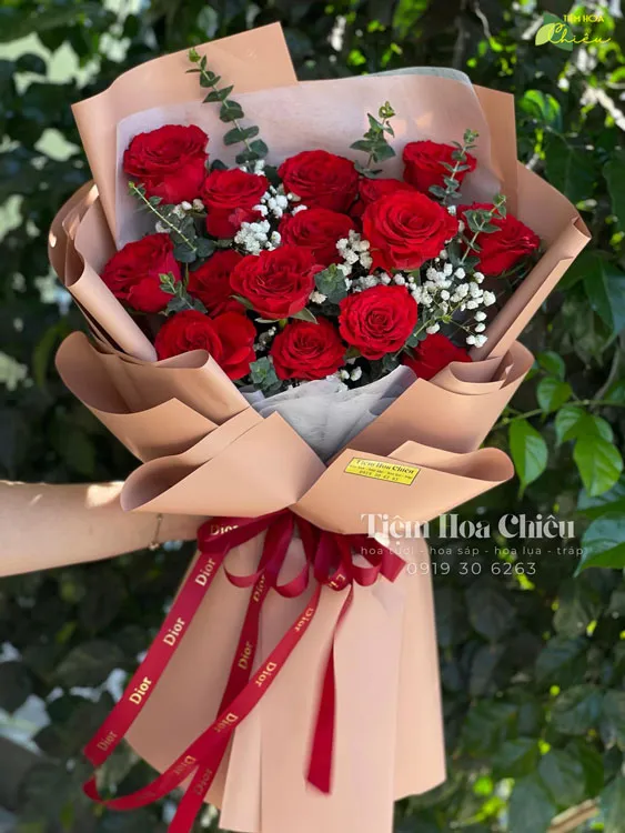 Đặt hoa ngày phụ nữ Việt Nam 20 10 biểu tượng sự tinh tế, tình yêu thương và lòng biết ơn.