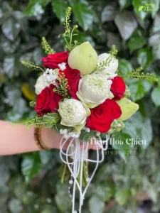 Cửa hàng hoa tươi - Đặt hoa cưới cầm tay tượng trưng cho lòng chung thủy, mong ước hạnh phúc và tình yêu bền bỉ theo năm tháng.