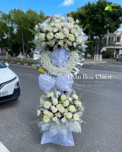 Đặt vòng hoa viếng biểu thị cho tình yêu thương và sự trân trọng, tạo không gian trang nghiêm và ấm cúng.