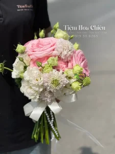 Shop hoa gần đây bạc liêu - Đặt hoa cưới cầm tay giúp cô dâu trở nên nổi bật và tự tin trong mọi khoảnh khắc.