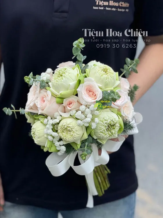 Cửa hàng hoa tươi - Đặt hoa cưới cầm tay tượng trưng cho lòng chung thủy, mong ước hạnh phúc và tình yêu bền bỉ theo năm tháng.