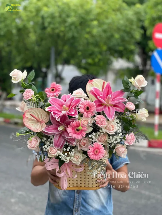 Shop hoa tươi bạc liêu - Đặt giỏ hoa tươi tạo nên không gian sống và làm việc đầy màu sắc, ấm áp và đầy ý nghĩa.