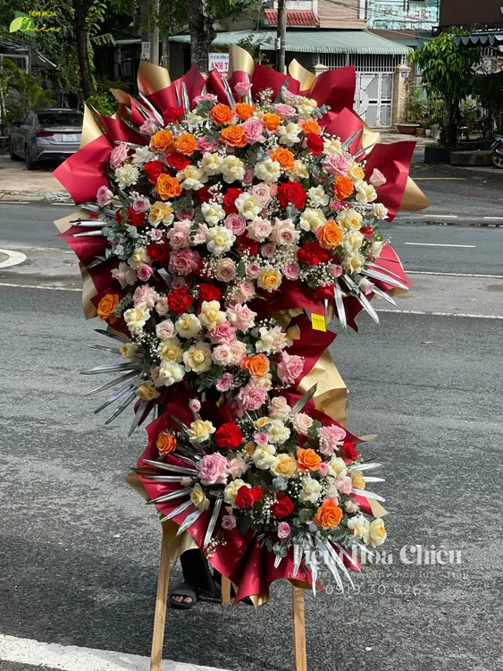 Đặt hoa chúc mừng đẹp với màu sắc rực rỡ giúp bạn nhắn gửi lời chúc về sự thành công cho đối tác, người thân.
