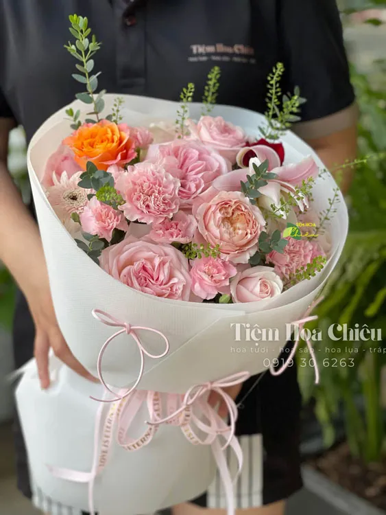 Shop hoa tươi Bạc Liêu - Thiết kế bó hoa tươi độc đáo biểu tượng cho tình cảm, niềm vui, sự tôn trọng dành cho đối phương.