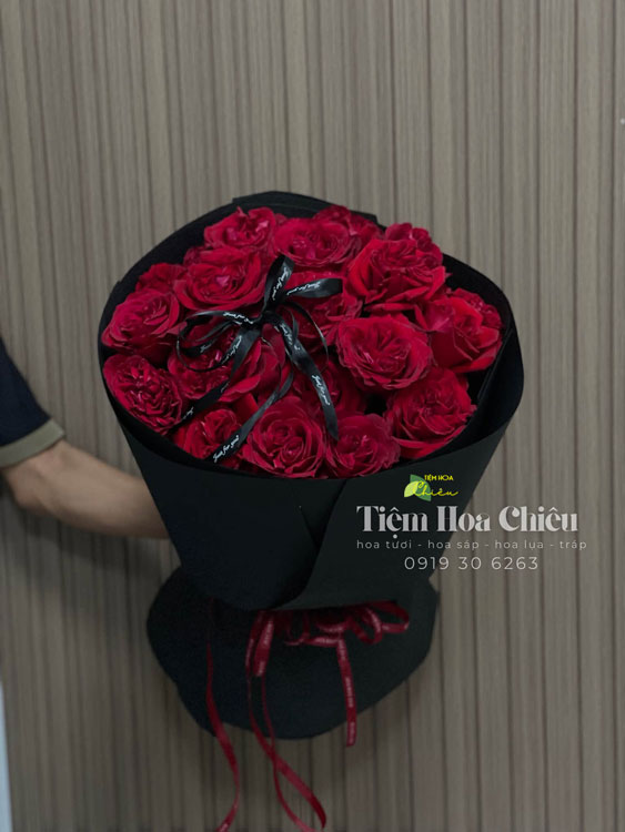 Đặt hoa ngày phụ nữ Việt Nam 20 10 ngôn ngữ của tình yêu, sự biết ơn và trân trọng người phụ nữ quan trọng trong cuộc đời.