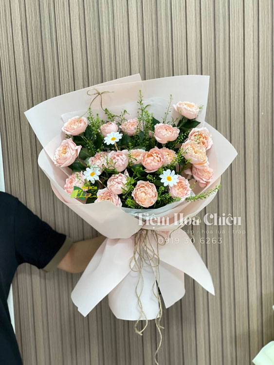 Đặt hoa ngày phụ nữ Việt Nam 20 10 ngôn ngữ của tình yêu, sự biết ơn và trân trọng người phụ nữ quan trọng trong cuộc đời.
