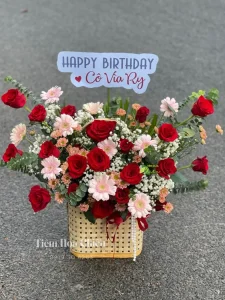 Giỏ hoa sinh nhật truyền tải thông điệp về tình cảm chân thành, sự khích lệ và niềm hạnh phúc trọn vẹn trong ngày đặc biệt.
