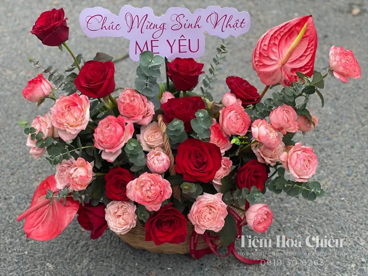 Giỏ hoa sinh nhật truyền tải thông điệp về tình cảm chân thành, sự khích lệ và niềm hạnh phúc trọn vẹn trong ngày đặc biệt.