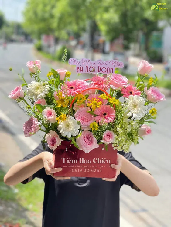 Giỏ hoa sinh nhật truyền tải thông điệp về tình cảm chân thành, sự khích lệ và niềm hạnh phúc trọn vẹn trong ngày đặc biệt.