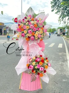 Đặt hoa chúc mừng gửi gắm trọn vẹn niềm vui, sự ngưỡng mộ và lời chúc phúc chân thành đến người nhận.