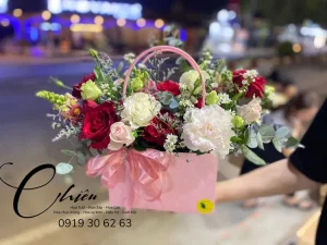 Giỏ hoa bạc liêu món quà chan chứa yêu thương, thể hiện sự tôn trọng nhau để giữ bền chặt mối quan hệ.