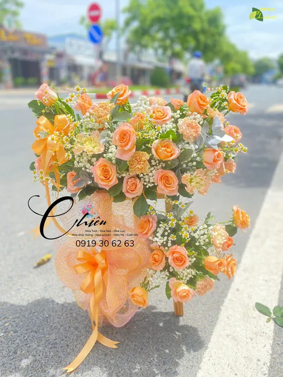 Đặt hoa chúc mừng gửi gắm trọn vẹn niềm vui, sự ngưỡng mộ và lời chúc phúc chân thành đến người nhận.