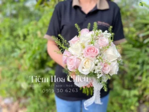 Tiệm hoa tươi gần đây bạc liêu - Đặt hoa cưới cầm tay làm nổi bật vẻ đẹp của loài hoa và nét thanh lịch của cô dâu.