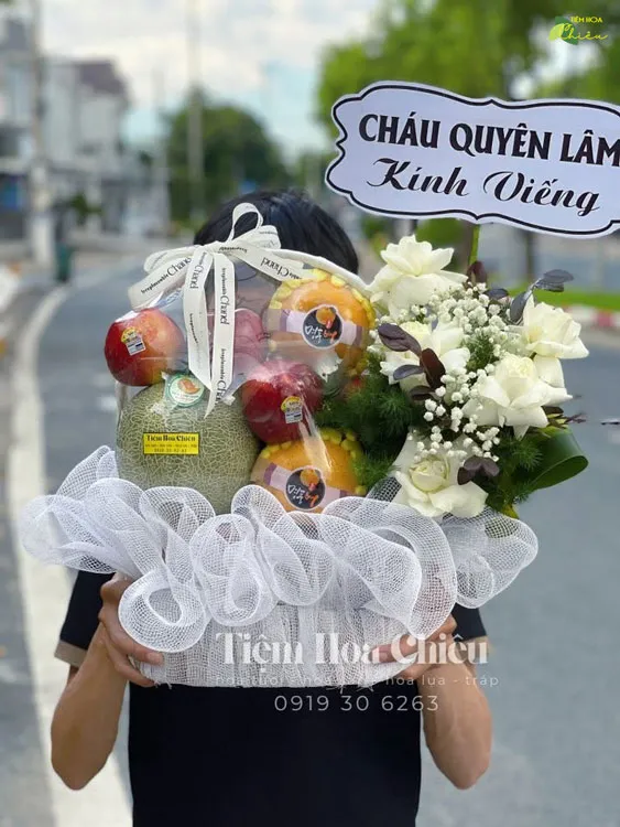 Giỏ trái cây viếng đám tang tại shop hoa Bạc Liêu giúp bạn gửi đi thông điệp thành kính, sẻ chia và cầu chúc an lành đầy ý nghĩa.