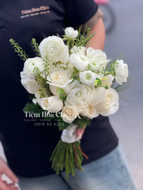 Đặt hoa cưới cầm tay chứng minh cho một tình yêu vĩnh cửu với thời gian, mở ra một thiên đường hạnh phúc ở hôn nhân.