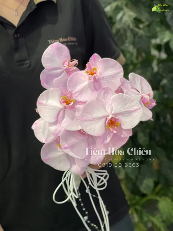 Đặt hoa cưới cầm tay chứng minh cho một tình yêu vĩnh cửu với thời gian, mở ra một thiên đường hạnh phúc ở hôn nhân.