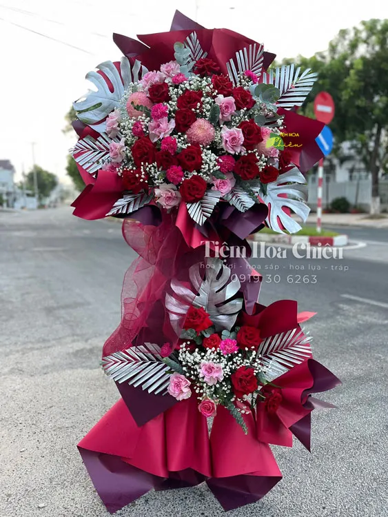Đặt hoa mừng khai trương giúp không gian nổi bật, thay cho lời chúc làm ăn thuận lợi, phát triển bền vững và thịnh vượng.