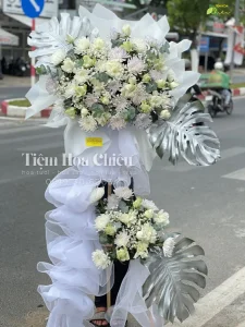 Đặt hoa viếng đám tang thiết kế cẩn thận, tỉ mỉ thể hiện sự thành kính, tôn trọng, tiễn biệt đầy thương nhớ đối với người đã khuất.