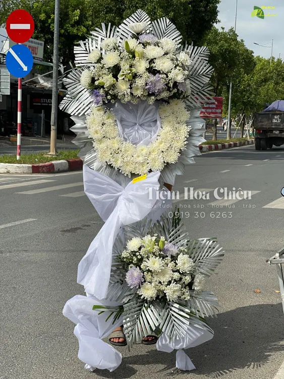 Đặt hoa viếng đám tang lời chia buồn nhẹ nhàng giúp gia đình người mất cảm nhận được sự đồng cảm và an ủi từ bạn.