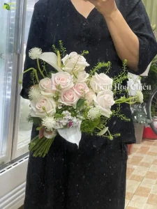Đặt hoa cưới cầm tay phù hợp cô dâu giúp nàng thêm nổi bật, sang trọng cũng là lời chúc về cuộc sống hôn nhân viên mãn.
