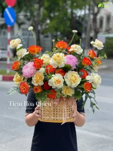 Đặt hoa chúc mừng ngày nhà giáo 20 11 biểu đạt ngụ ý chúc thầy cô giáo thành công trên con đường sự nghiệp trồng người.