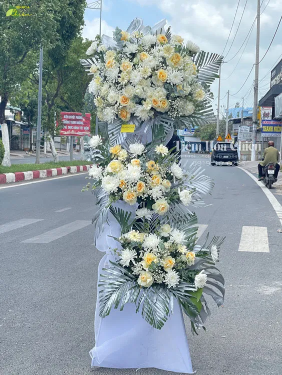 Đặt hoa viếng đám tang lời chia buồn nhẹ nhàng giúp gia đình người mất cảm nhận được sự đồng cảm và an ủi từ bạn.