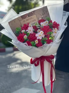 Hoa sáp được làm thủ công tỉ mỉ từ sáp, đảm bảo hoa luôn giữ được vẻ quyến rũ để tạo ấn tượng mãi mãi.
