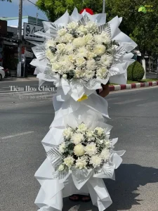 Đặt hoa viếng đám tang lời chia buồn nhẹ nhàng giúp gia đình người mất cảm nhận được sự đồng cảm và an ủi từ bạn.