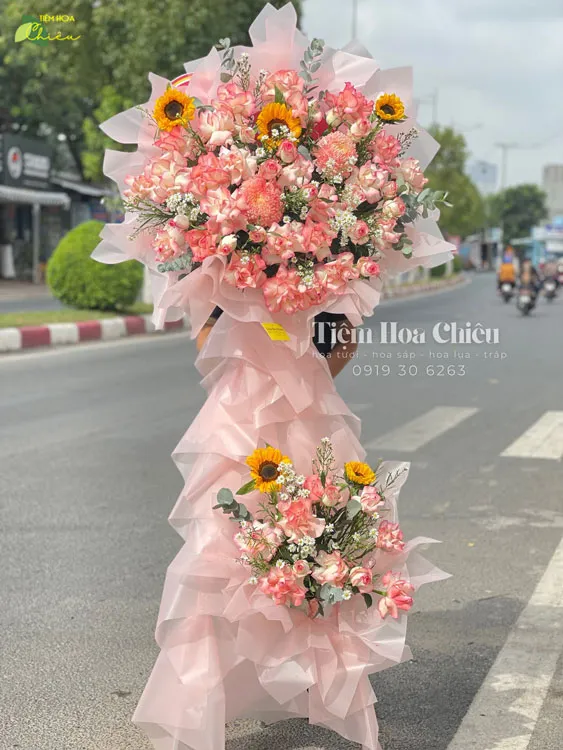 Đặt hoa mừng khai trương giúp không gian nổi bật, thay cho lời chúc làm ăn thuận lợi, phát triển bền vững và thịnh vượng.