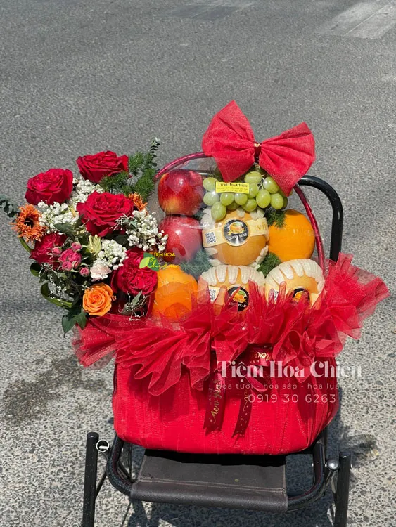 Giỏ trái cây quà tặng sang trọng, gửi gắm lời chúc sức khỏe, may mắn và thịnh vượng cho người nhận.