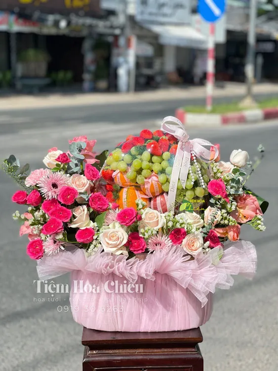 Giỏ trái cây quà tặng sang trọng, gửi gắm lời chúc sức khỏe, may mắn và thịnh vượng cho người nhận.