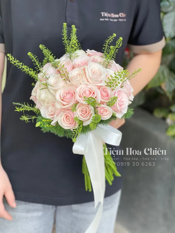 Cửa hàng hoa Bạc Liêu - Hoa cưới cầm tay với vẻ đẹp kiêu sa và là biểu tượng của tình yêu nồng cháy, vĩnh cửu.