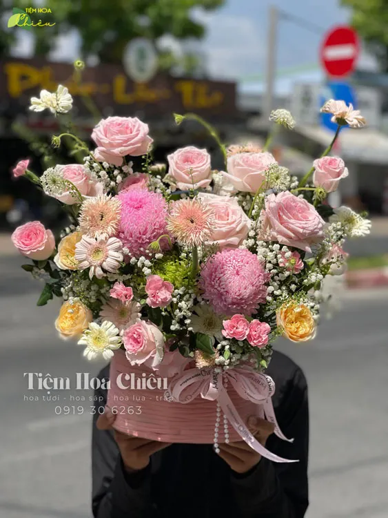 Đặt hoa chúc mừng ngày nhà giáo 20 11 biểu đạt ngụ ý chúc thầy cô giáo thành công trên con đường sự nghiệp trồng người.