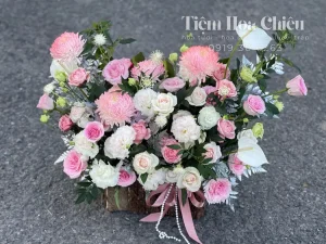 Giỏ hoa giá rẻ bạc liêu thể hiện tình cảm, lòng biết ơn và sự quan tâm đến người nhận một cách tinh tế và trang nhã.
