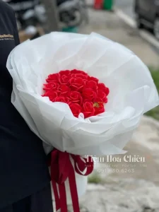 Hoa sáp thiết kế sang trọng, màu sắc bắt mắt và độ bền lâu dài giúp món quà trở nên tinh tế, ý nghĩa hơn khi trao tặng.