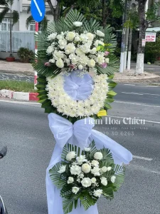 Đặt vòng hoa viếng gửi gắm tâm tư và tình cảm tới người đã khuất, mong họ yên nghỉ và phù hộ cho những người sống.