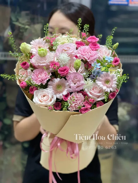 Đặt hoa chúc mừng ngày nhà giáo 20 11 biểu đạt ngụ ý chúc thầy cô giáo thành công trên con đường sự nghiệp trồng người.