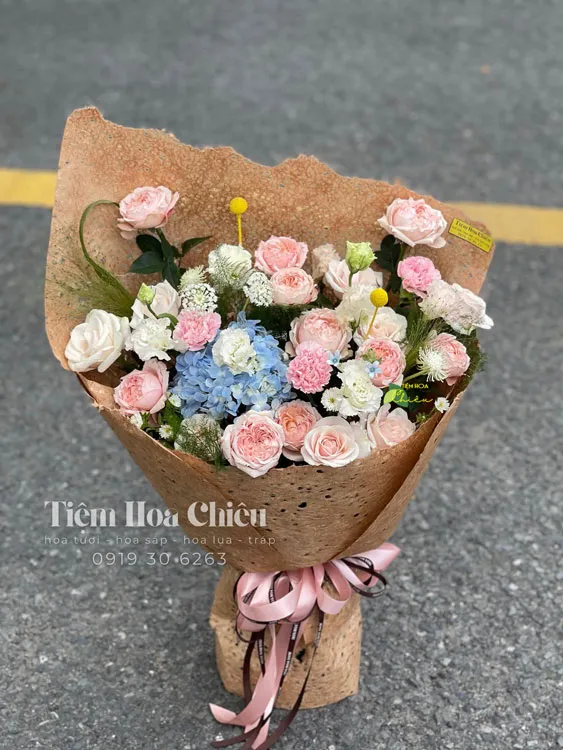 Hoa bó giá rẻ Bạc Liêu với kiểu dáng đơn giản nhưng lại tôn lên vẻ đẹp sang trọng, tinh tế và bắt mắt đến người nhận.