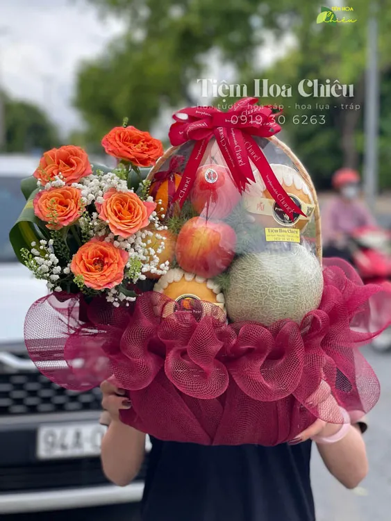 Giỏ trái cây quà tặng nhập khẩu cao cấp với sự kết hợp tinh tế thay bạn gửi gắm trọn vẹn tình cảm và sự trân trọng đến người nhận.